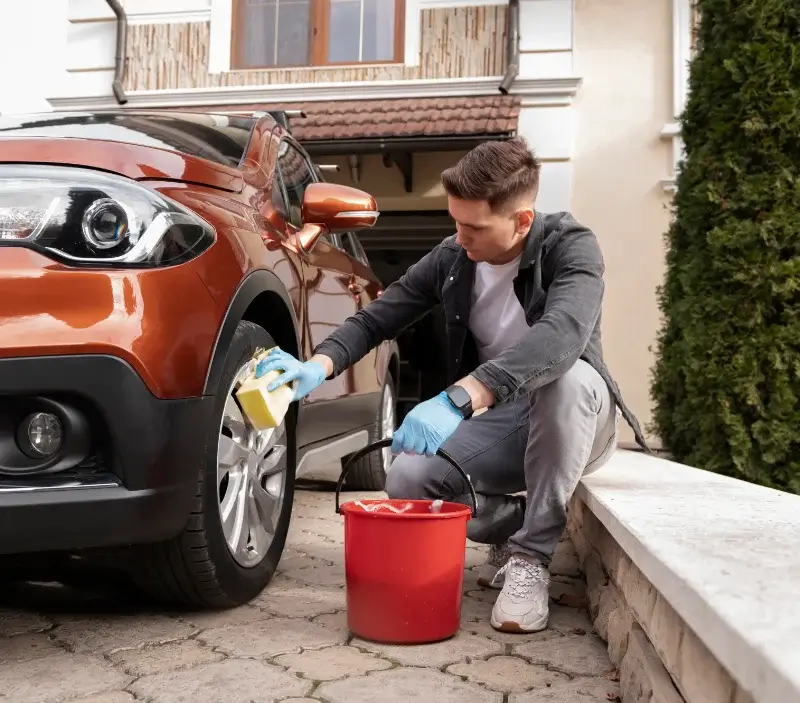 Lavage auto à domicile Moyaux : professionnel intervenant sur un véhicule